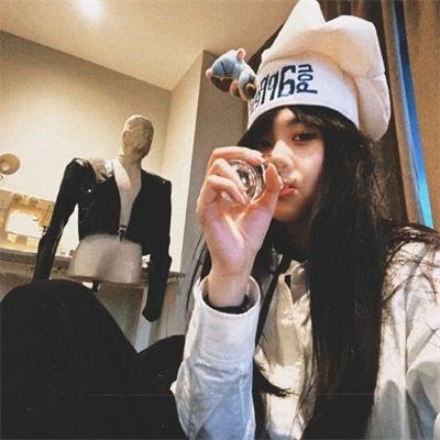 三个摩登女性